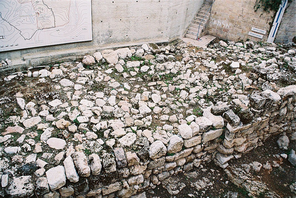 1075px-Biblical_Jerusalem_Wall_Remnants.jpg